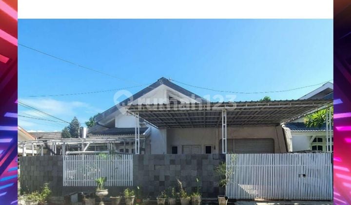 Spacious House, Hook Position, Near SMA 1 and Jember Campus. Spacious House, Hook Position, Near SMA 1 and Jember Campus.