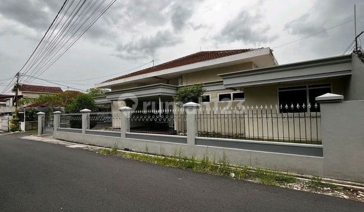 Rumah Luas Lokasi Tengah Kota Kondisi Siap Huni. Cocok untuk Keluarga Besar