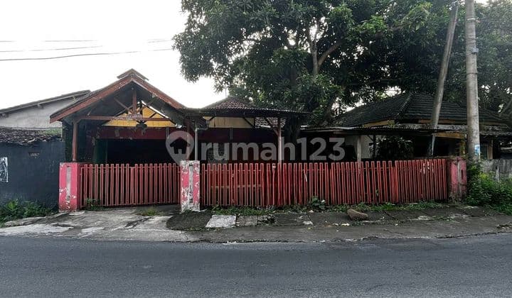 Rumah Tua Hitung Tanah Pinggir Jalan Besar Lokasi Tengah Kota. Cocok Untuk Usaha Atau Cafe