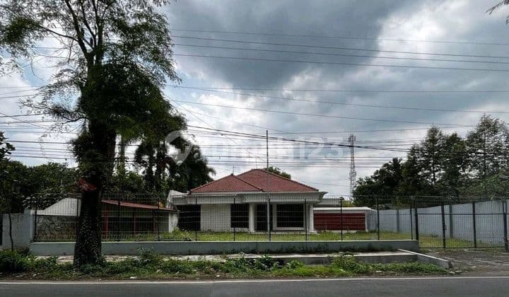 Sewa Rumah Luas Lokasi Strategis Pinggir Jalan. Cocok Untuk Cafe Atau Kantor Distributor