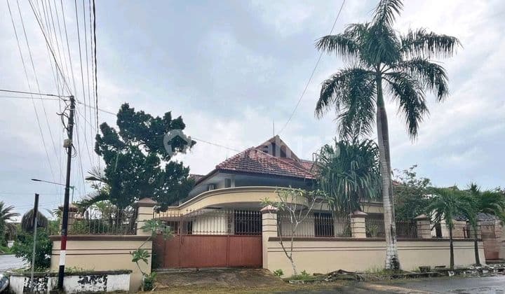 Kontrakan Rumah Luas 11 Kamar Lokasi Tengah Kota Dekat Transmart Jember. Cocok Untuk Kantor Dan Mess Karyawan