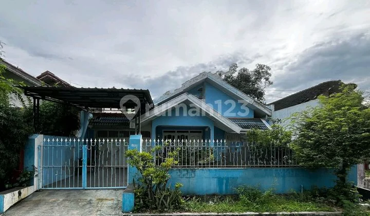 Classic House Ready to Live In at an Affordable Price. Near Campus and SMA 1 Jember. Classic House Ready to Live In at an Affordable Price. Near Campus and SMA 1 Jember.