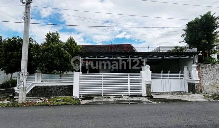 Sewa Rumah Luas Tengah Kota Jember. Cocok Untuk Kantor Atau Keluarga Besar
