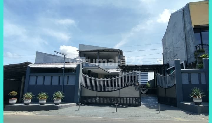 Dijual Rumah Mewah Luas 2 Lantai Pinggir Jalan Besar Dekat Kota