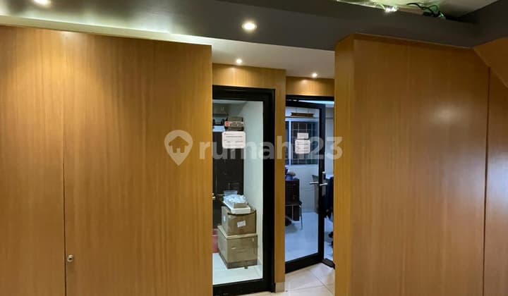 Di Sewakan Gudang Bizpark Daan Mogot Harga 425 Juta Ukuran 32,5 X 11 Unit Full Renov Sudah Ada Office 3 Lantai dengan 10 Ruangan dan Racking , Kantor dan Gudang Masing2 3 Lantai Semua Tembok Full HPL tersedia Katrol Alat Berat