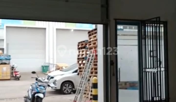 Warehouse for Rent at Bizpark Daan Mogot - Highly Strategic Location - Close to Toll Road - Flood-Free - Accommodates 40-Foot Containers - Easiest Access - Industrial Area - Minimum Lease 3 Years, 1 or 2 Years Available at Different Prices - Price 175 Million/Year Negotiable Until
