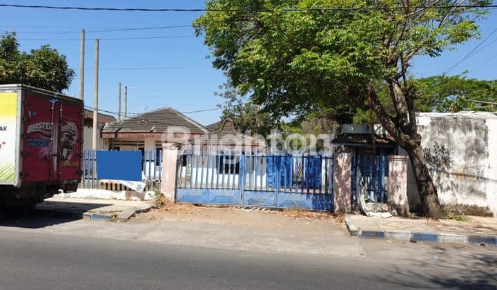 Bangunan rumah / kantor di depan dengan showroom 2 tingkat dan gudang di bagian belakang. Pasuruan