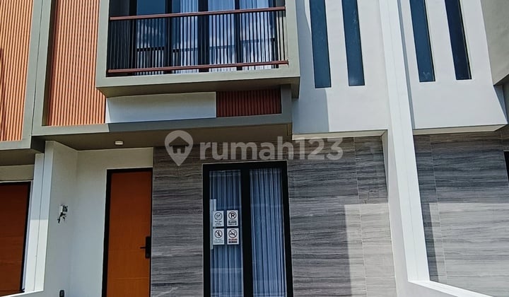 Rumah 2 Lantai Fully Furnished Dekat Tol Sawojajar Axjj