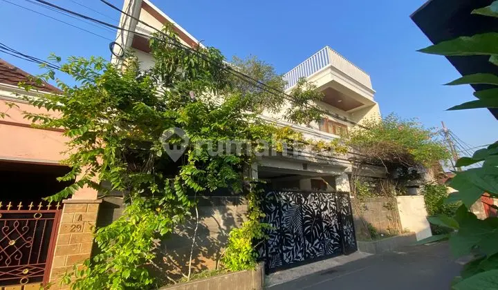 Rumah Usaha Kost 12 Kamar di Tmii, LT 268 M2