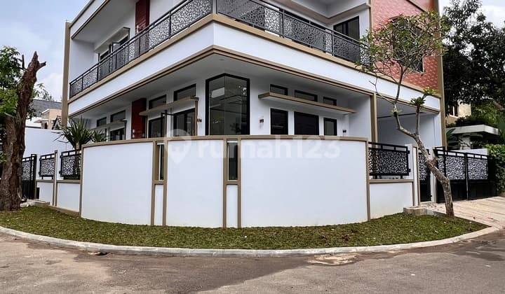 Rumah Hoek Bangunan Baru Mewah di Bsd Kencana Loka
