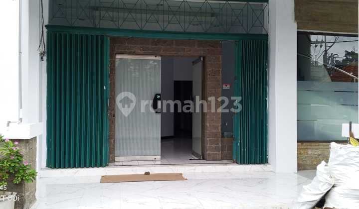 3-Storey Shop House in Strategic Location Near Puputan Renon Shopping Center