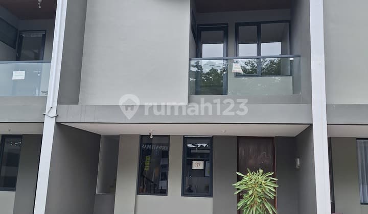 Newly Grown House for Sale in Exclusive Derwati Mas Estate Area Near Griya Derwati
