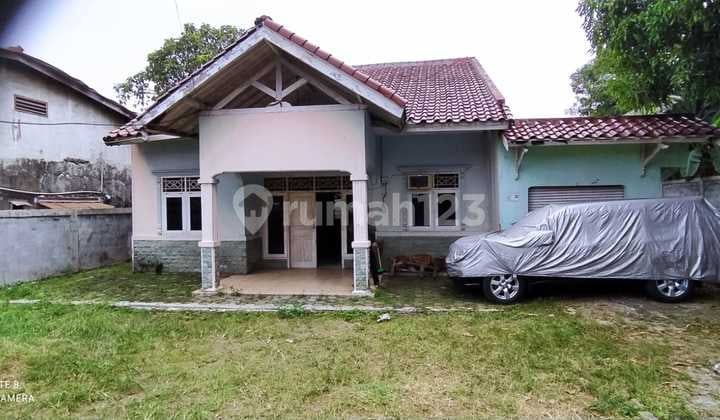 Rumah Tua Hanya Hitung Tanah Area Kampung Makasar Kramat Jati