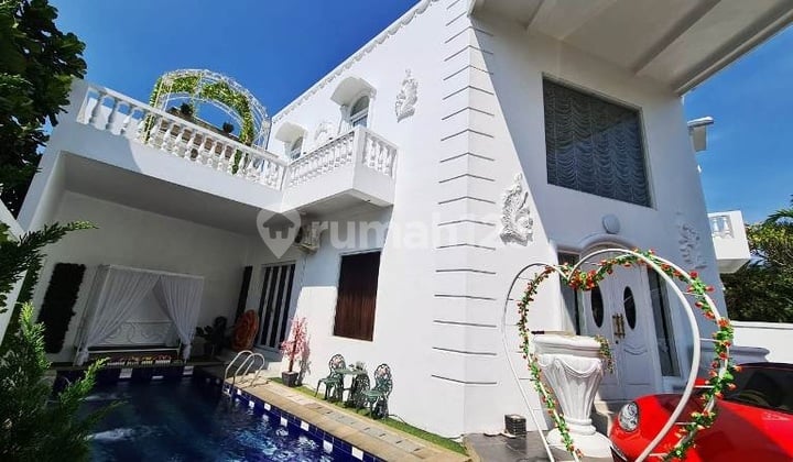 Rumah Classic dengan Kolam Renang Pribadi