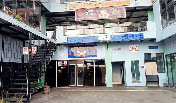 Butuh ruang usaha coffe shop sekala besar .....bisa buka banyak tenan sekaligus. Di jual sekaligus seluruh peralatan maupun furniturenya ....pokoknya tinggal jualan....MAU....?