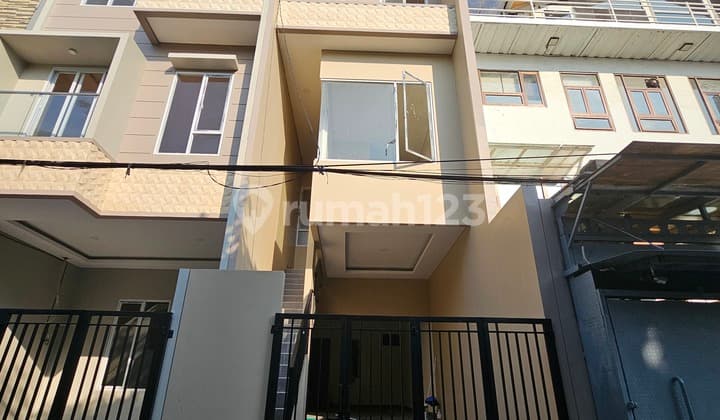 Rumah Baru 4x15 Siap Huni Lokasi strategis di Taman Ratu(TR235)