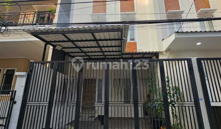 Rumah Siap Huni full furnished Strategis Di Taman Ratu(TR236)