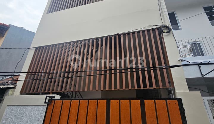 Profitable 12-room boarding house in Tanjung Duren (TD384b)