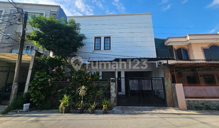 Rumah Siap Huni 11X22 Strategis di Taman Ratu(Tr271)
