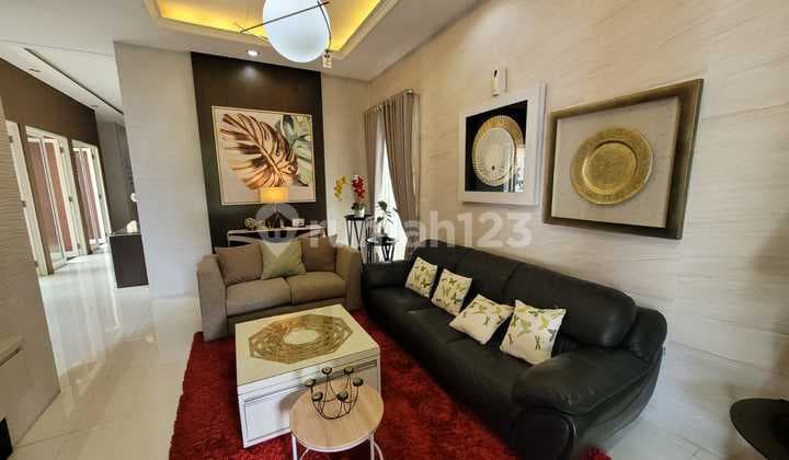 Rumah Mewah di Jl.cemara Banyumanik Ada Kolam Renangsemarang