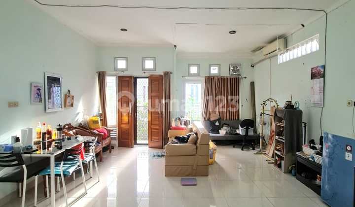 Rumah dengan 2 Kamar Utama Terawat Baik di Bintaro Jaya Sektor 5