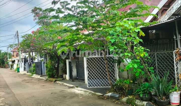 Rumah Lama Terawat Dekat Stasiun di Perumahan Bintaro Sektor 3A