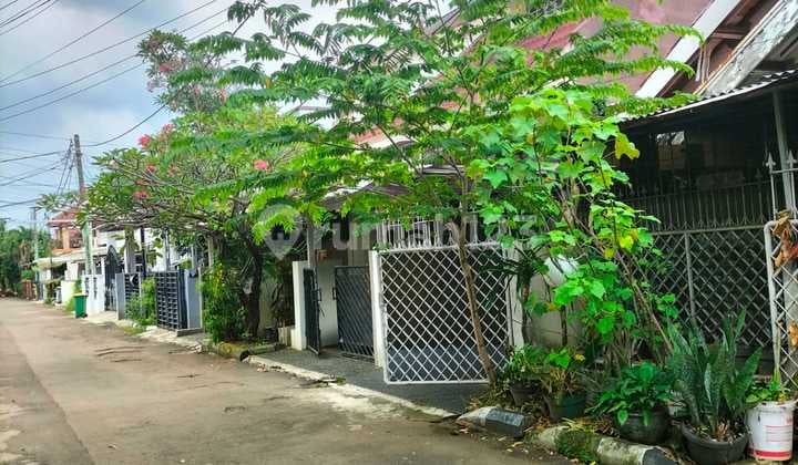 Rumah Lama Terawat Dekat Stasiun di Perumahan Bintaro Sektor 3A
