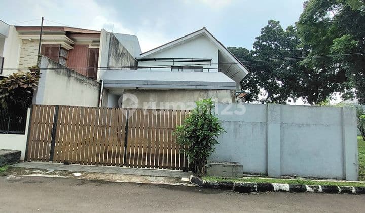 Rumah Terawat Dekat Taman Balkon Atas Luas di Bintaro Sektor 6