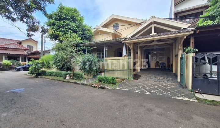 Rumah Hoek Lama Terawat dan Nyaman di Bintaro Jaya Sektor 3