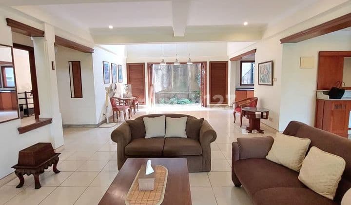 Rumah Nuansa Villa Bagus dan Terawat Lokasi Strategis di Cinere