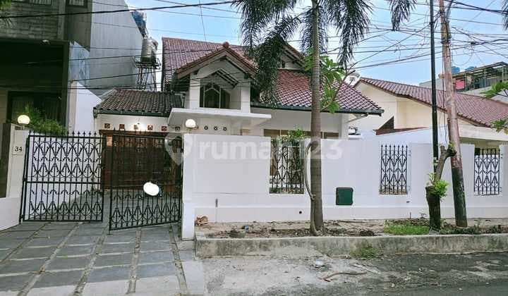 Rumah 2 Lantai Lokasi Strategis Bebas Banjir di Kebayoran Baru