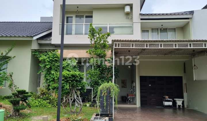 Rumah Mewah Terawat Depan Taman Lingkungan Asri di Bintaro