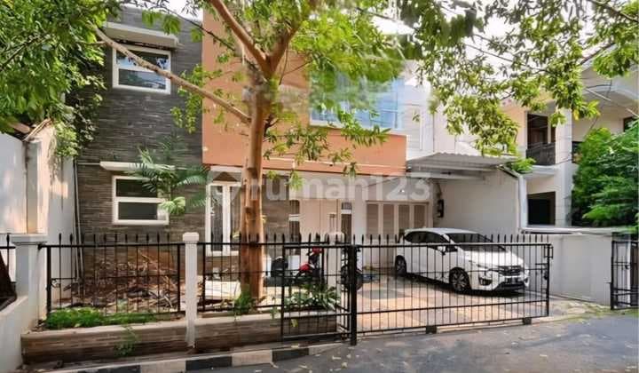 Ready-to-Occupy South-Facing House in an Exclusive Cluster in Tebet