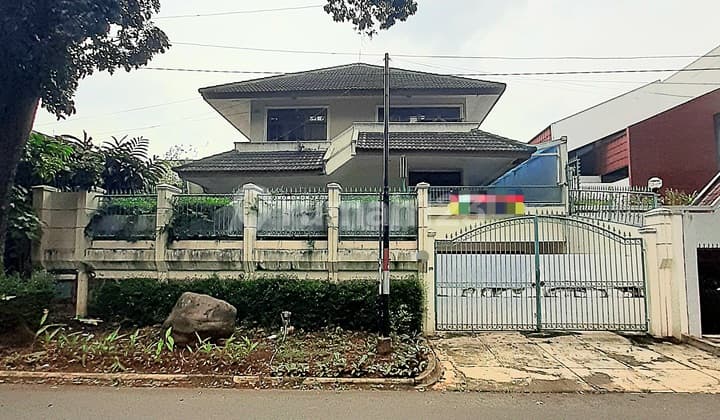 Rumah Classic Elegant + Kolam Renang Bangunan Kokoh Lokasi Prime