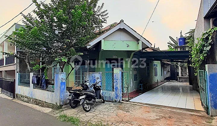 Rumah 2 Lantai Tidak Dalam Perumahan Jalan Aspal Muat Truk Lewat