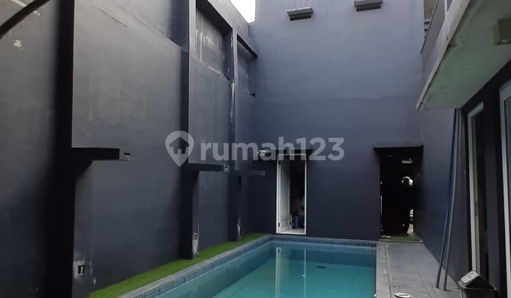 Rumah Industrial Minimalis Didominasi Kolam Renang Kamar Hanya 2