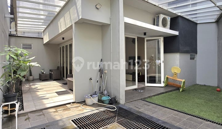 Rumah Modern Tropical Lingkungan Nyaman Dan Tenang Hot Sale