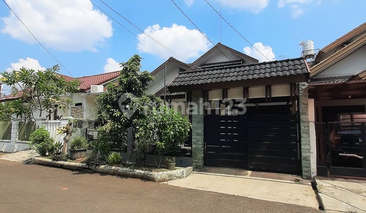 Rumah Dengan Halaman Belakang Luas Lingkungan Nyaman Dekat Mesjid