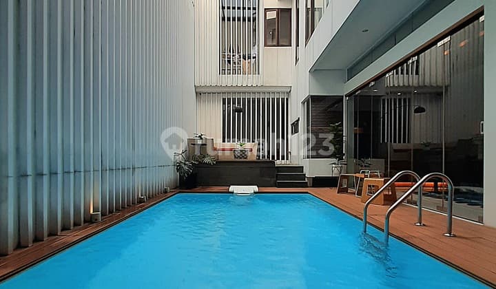 Modern Tropical Luxury House Furnished by Exclusive Architects