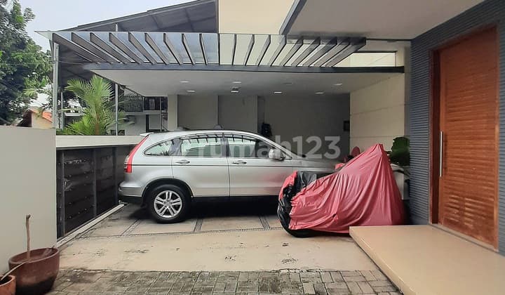 Rumah Modern Desain Arsitek Bagus Lokasi Strategis Dekat Mayapada