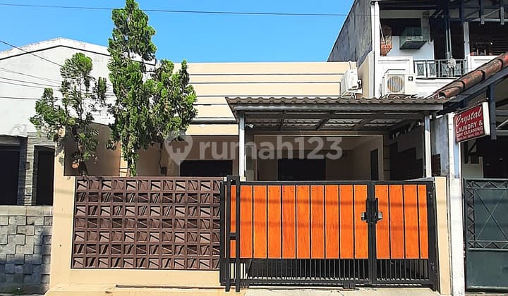 Single-Story House Ready to Live In, Well-Maintained, Near Jakarta Toll Access