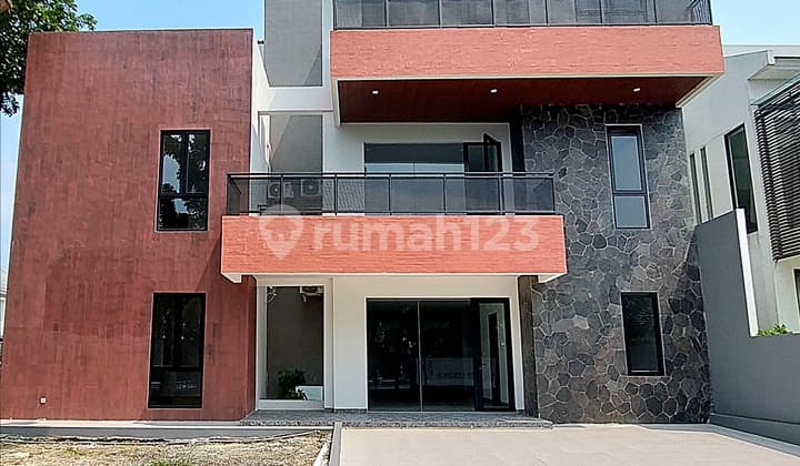 Rumah Baru 3 Lantai Desain Industrial Modern Dekat Living World