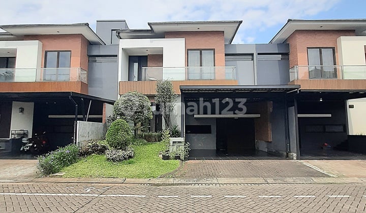 Rumah Modern 1 Garasi 2 Carport Area Boulevard Dekat Akses Toll