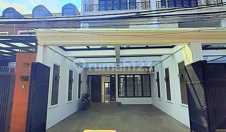 Rumah Baru 3 Lantai Modern Classic Private Pool Dekat Jalan Raya