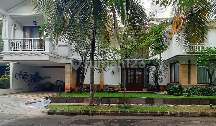 Rumah Modern Nuansa Tropical Mewah Lokasi Eksklusif Depan Taman