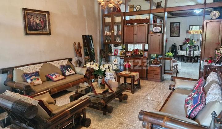 Old and well-maintained house for sale in a strategic location on Jl. Cendrawasih, South Kebayoran Lama.