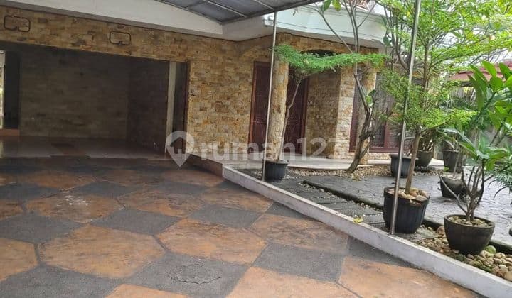 Rumah dengan Kolam Renang di Ragunan Jaksel