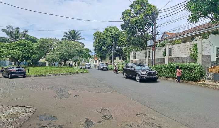Rumah di Dalam Komplek Lebak Bulus Jakarta Selatan