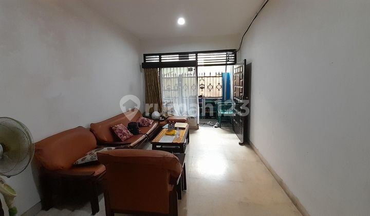 House in Kayu Manis Matraman Near Pondok Jati Station Suitable for Boarding House