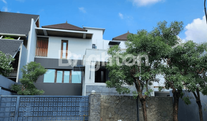 RUMAH 3 LANTAI SEMI FURNISH DI INTERCON KEBON JERUK JAKARTA BARAT